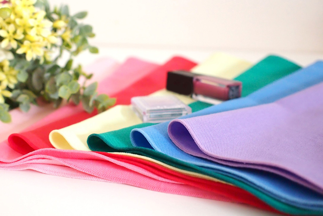 Color draping fabrics for personal color analysis